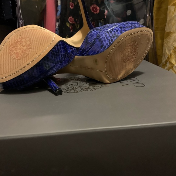 Blue snake print heels - worn 1 time to a wedding - Picture 4 of 4